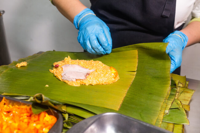 Peruvian recipe for preparing tamales with banana leaves and cornmeal.